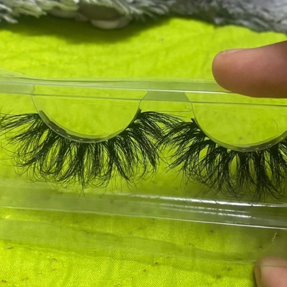 Lashes - Picture 3 of 3